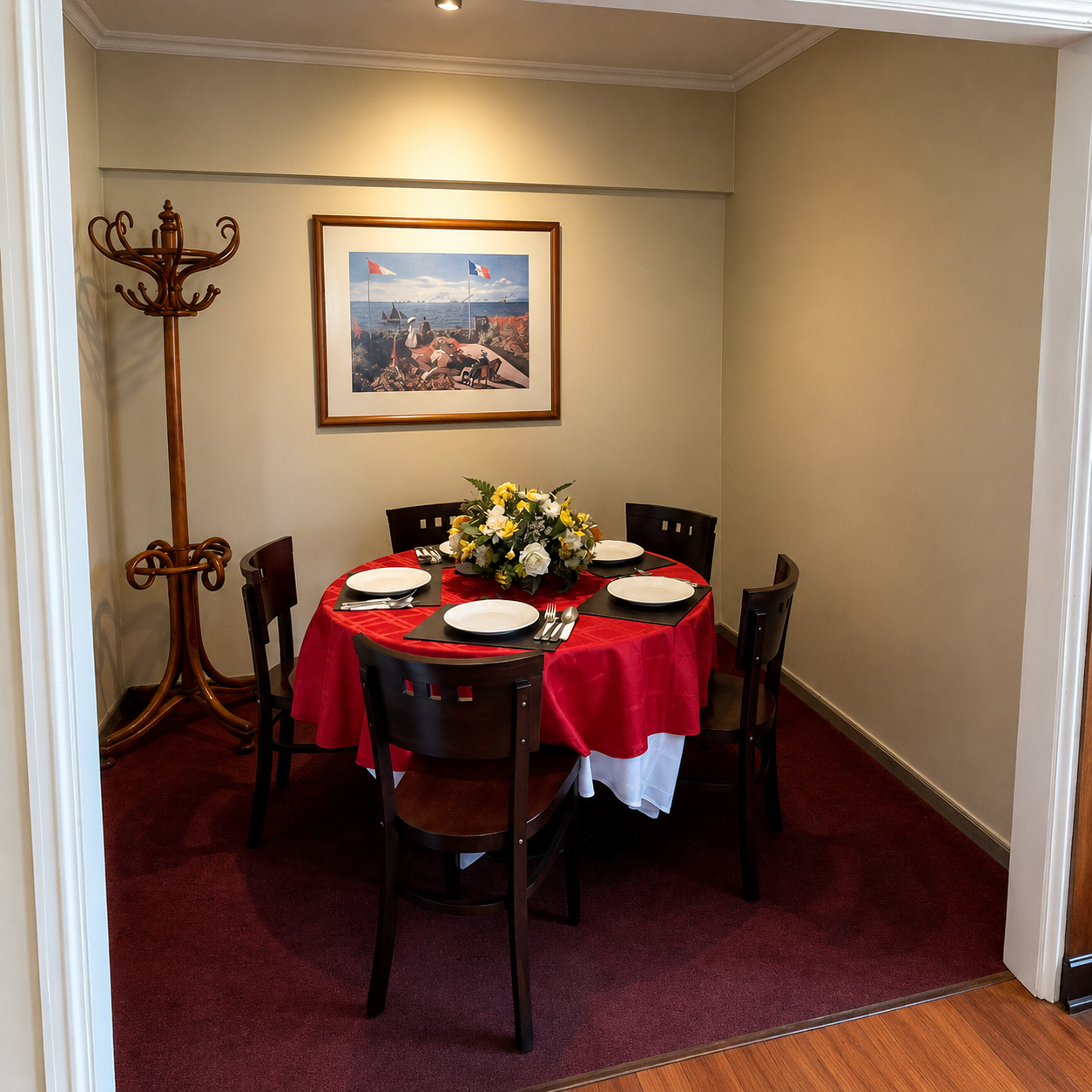 Mesa reservada con mantel rojo